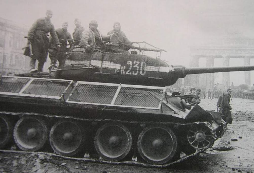 T-34/85 "Berlin 1945" [Academy] 1/35e T34_hist