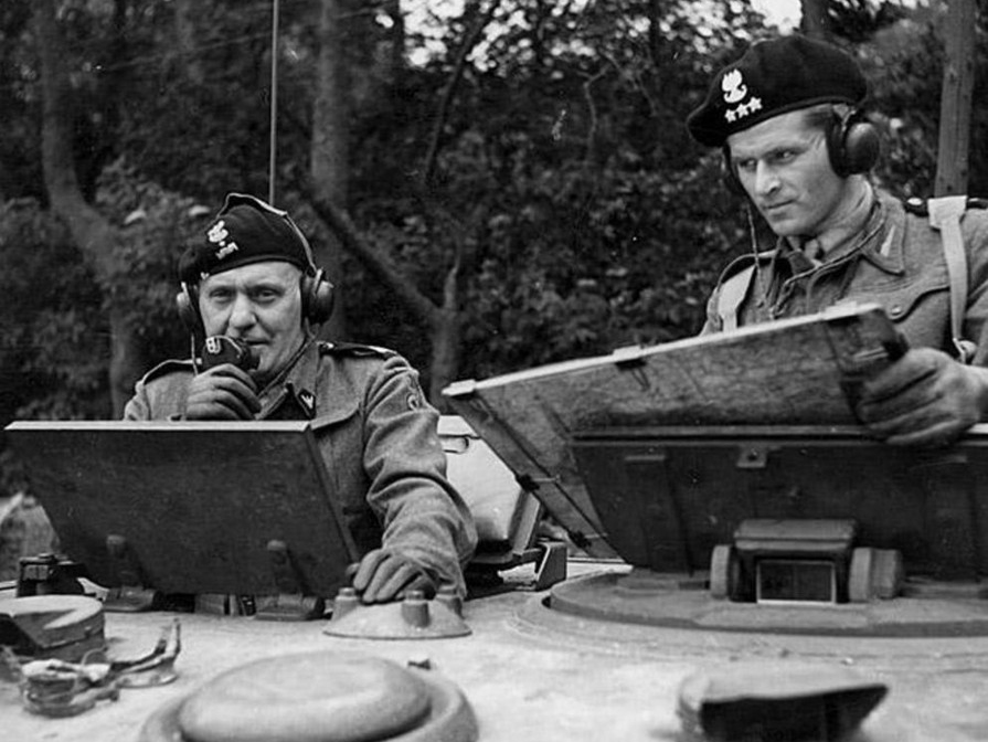 Generał Stanisław Maczek był dowódcą 1. Dywizji Pancernej podczas II Wojny Światowej, zdjęcie wykonano w Normandii w 1944 roku.