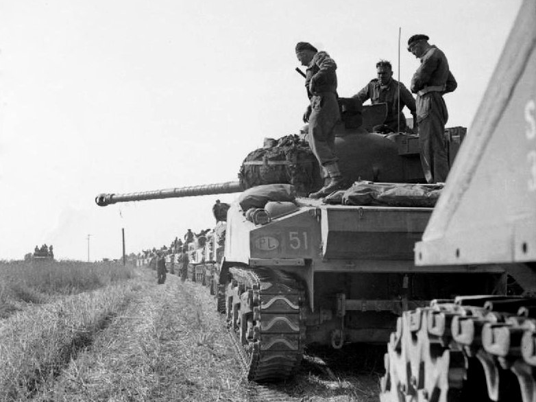 Czołgi 1. Dywizji Pancernej w Normandii w 1944 roku, na pancerzu widać namalowane oznaczenie „PL”.